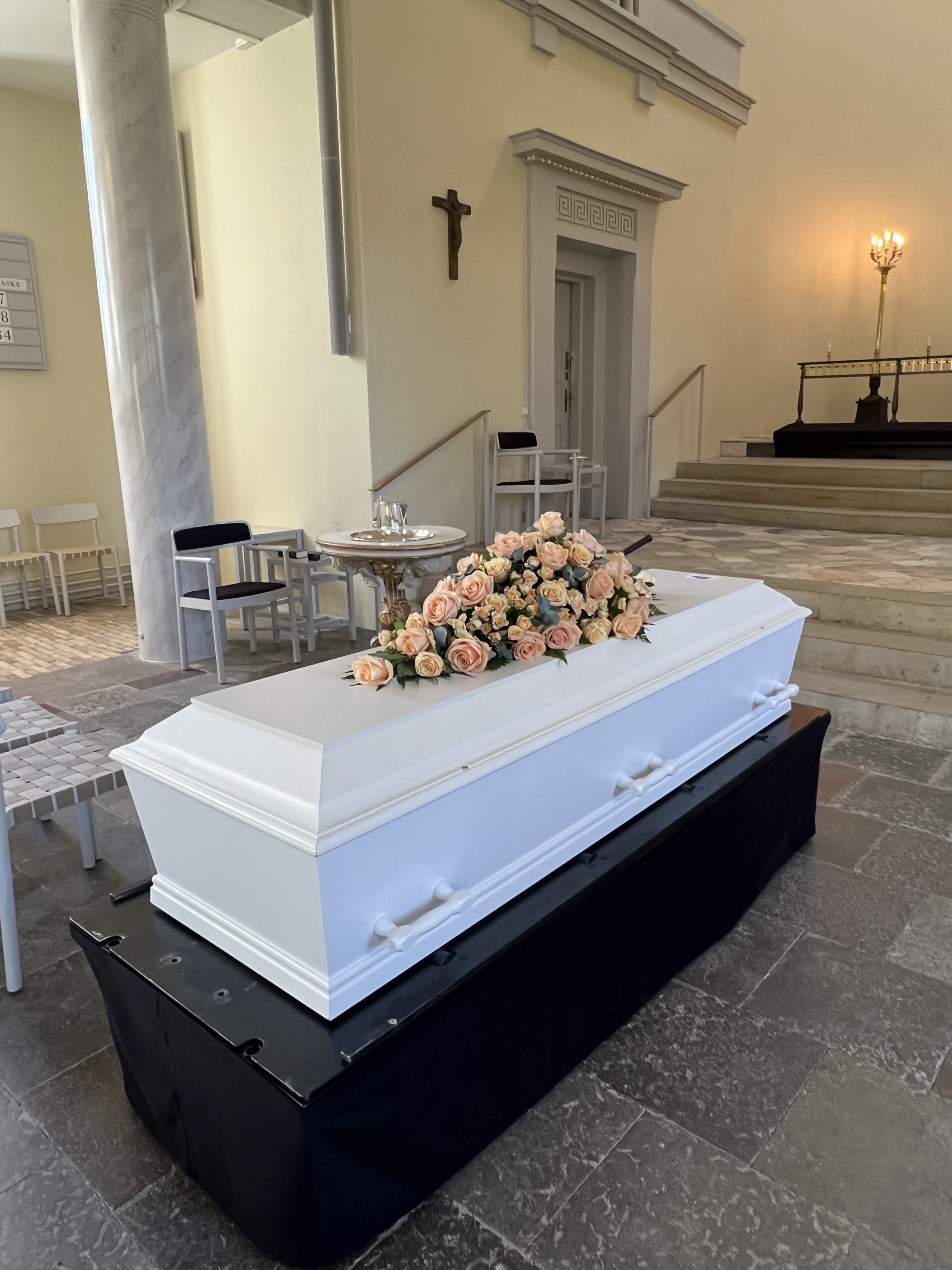 Elegant kistepynt med ferskenfarvede roser – Hørsholm Kirke