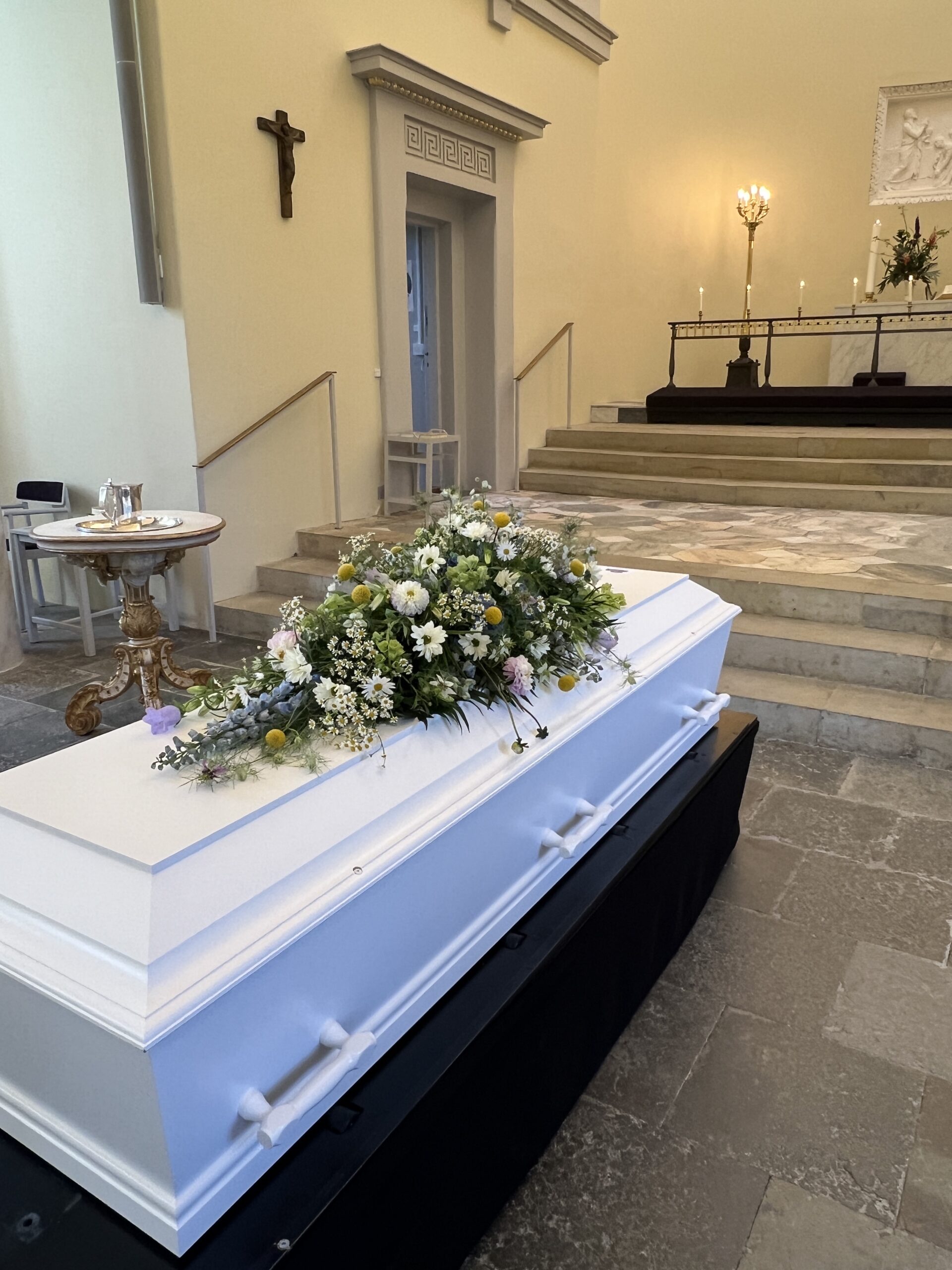 Kistedekoration i lyse farver – Hørsholm Kirke