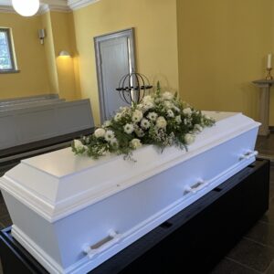 Hvid kistedekoration i Hørsholm Kirkegårdskapel