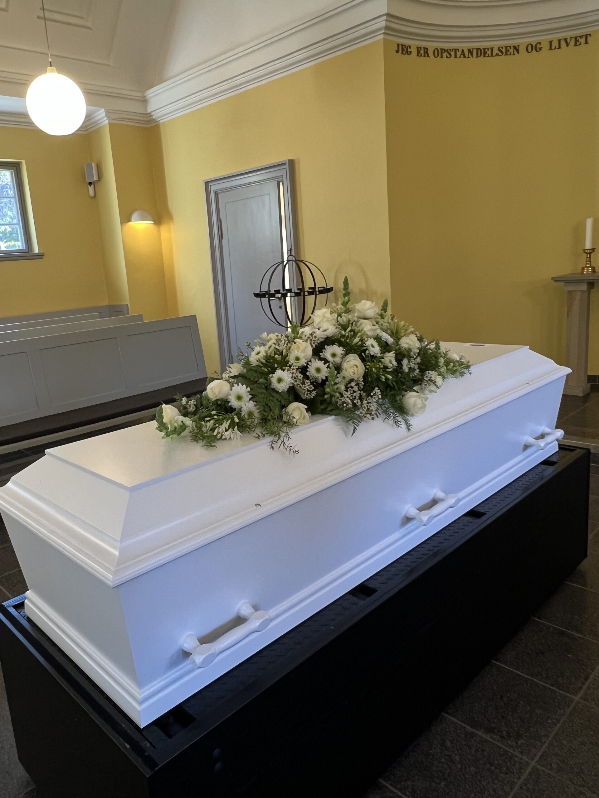 Hvid kistedekoration i Hørsholm Kirkegårdskapel