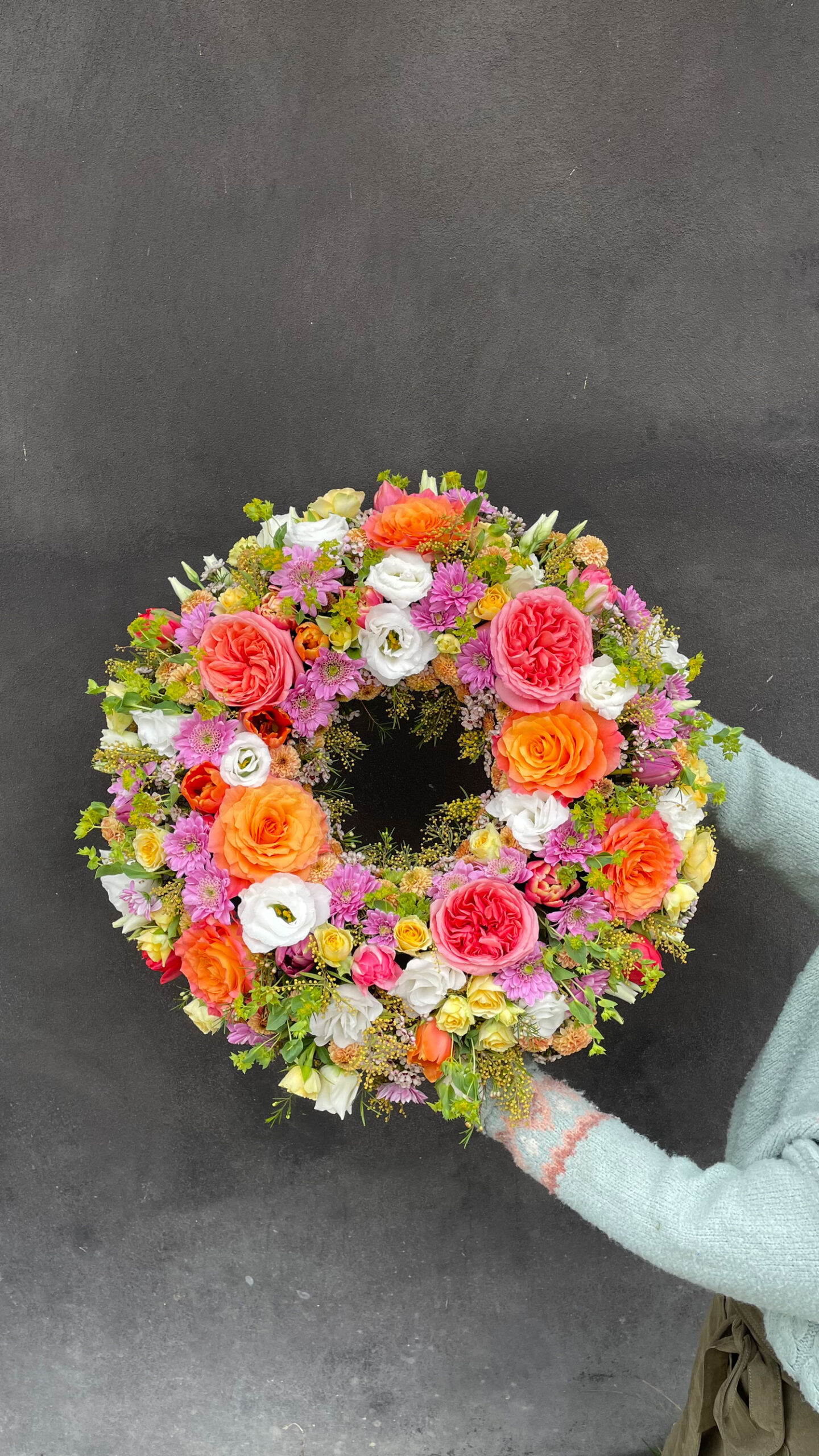Farverig blomsterkrans med roser, nelliker og sæsonblomster fra FloraLiv