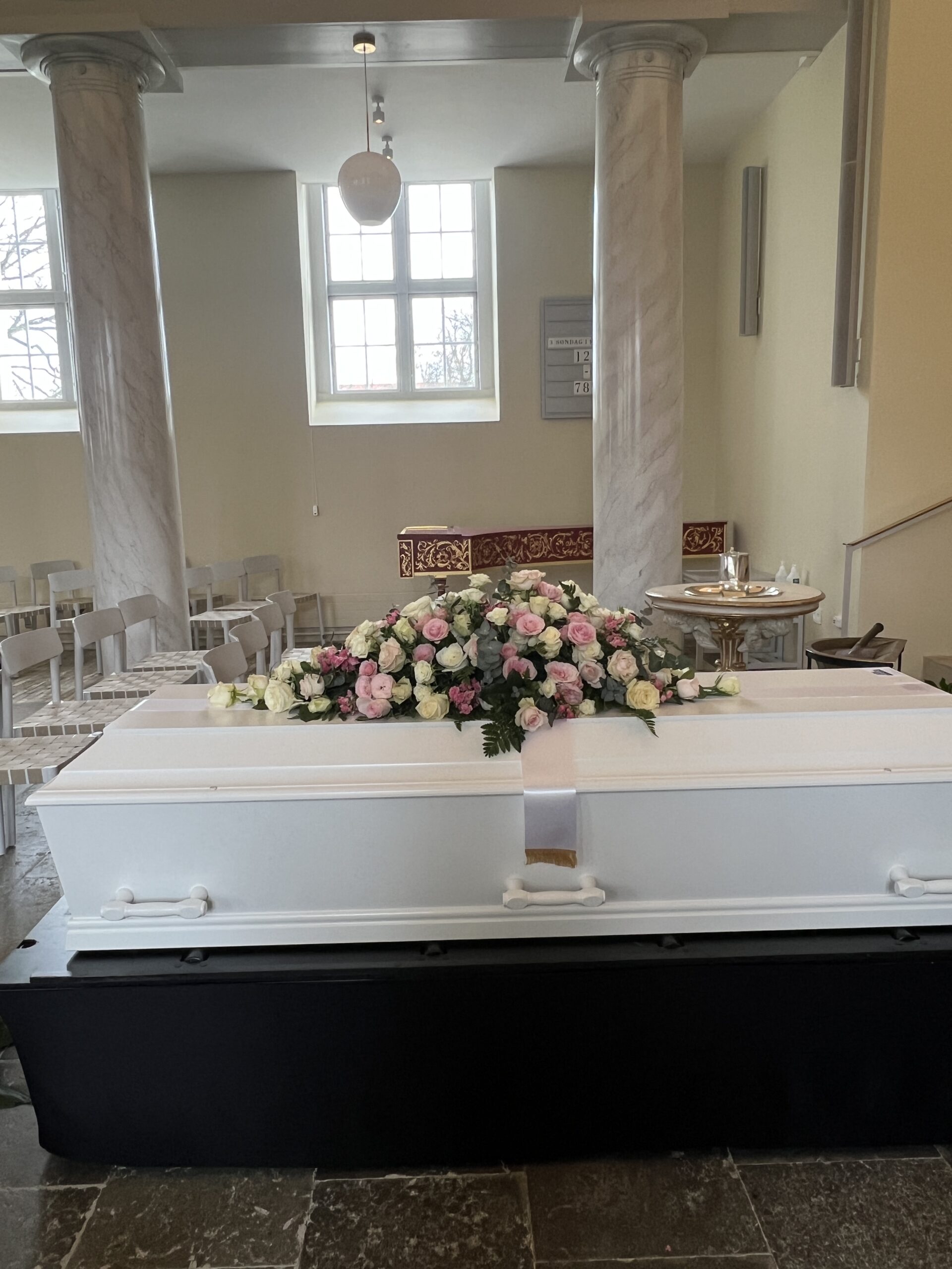 Kistepynt i rosa og hvide toner – Hørsholm Kirke