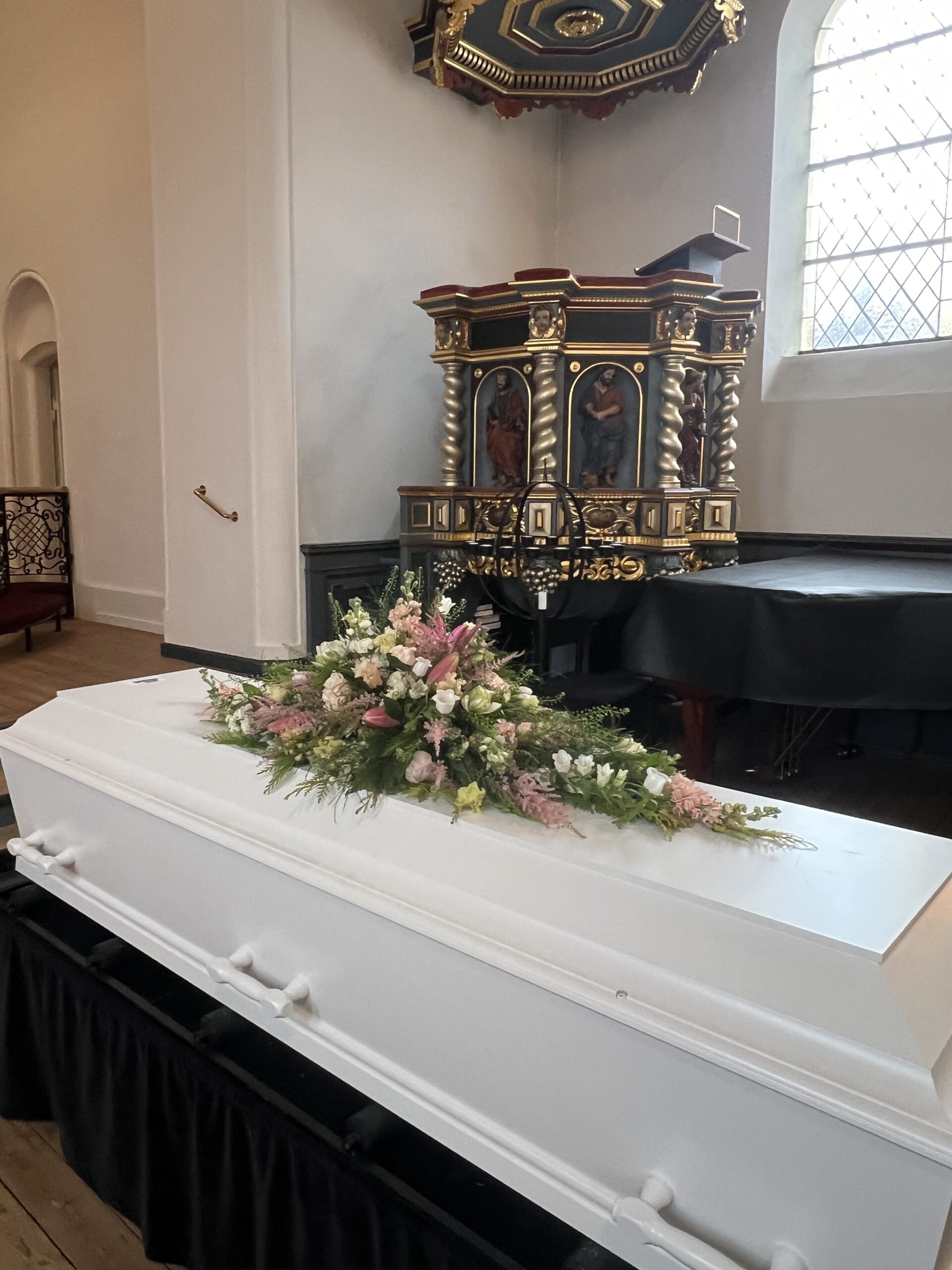 Kistepynt i lyse rosa og hvide nuancer – Rungsted Kirke