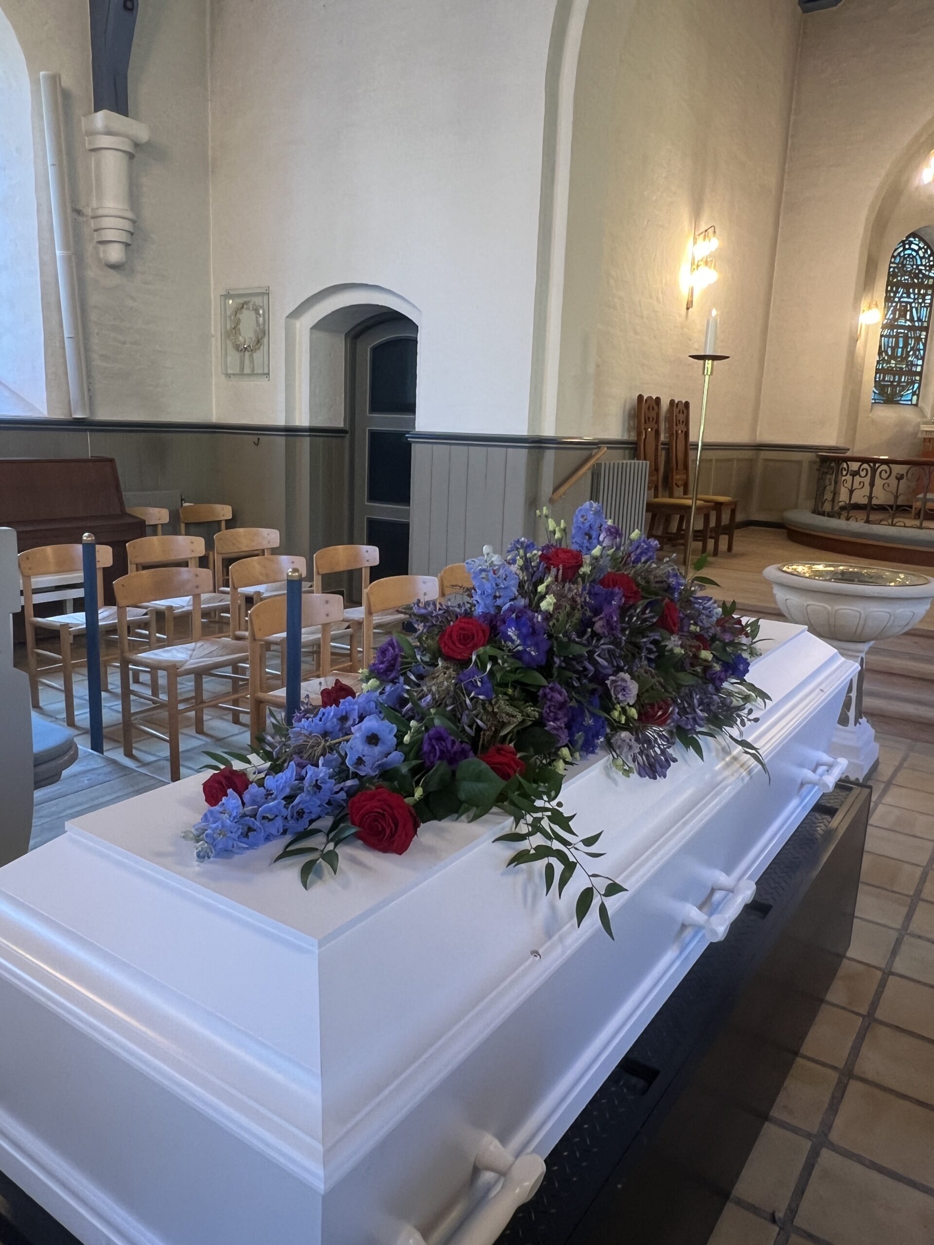 Kistepynt i røde og blå nuancer – Nivå Kirke
