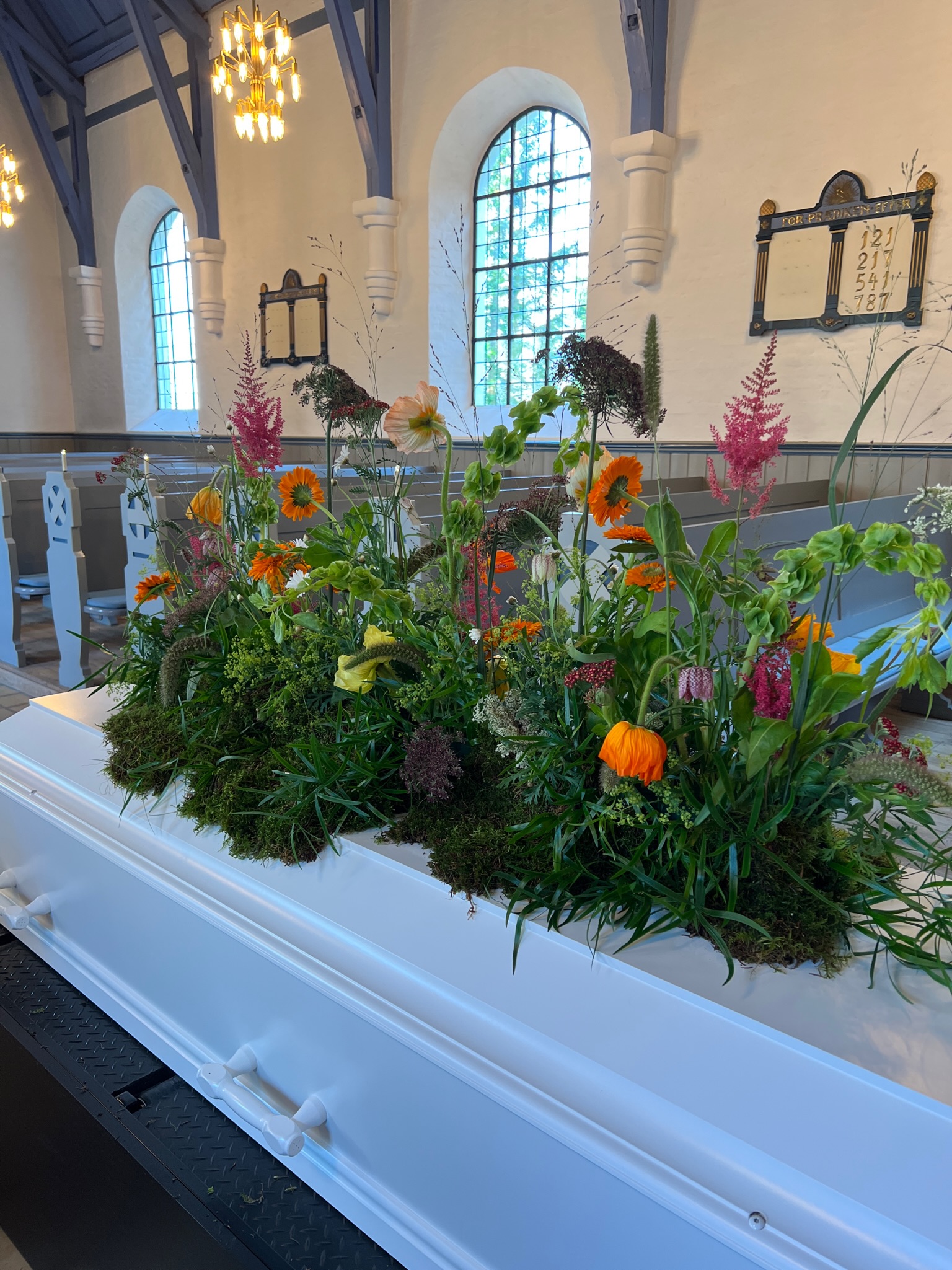 Naturinspireret kistepynt i varme farver – Nivå Kirke