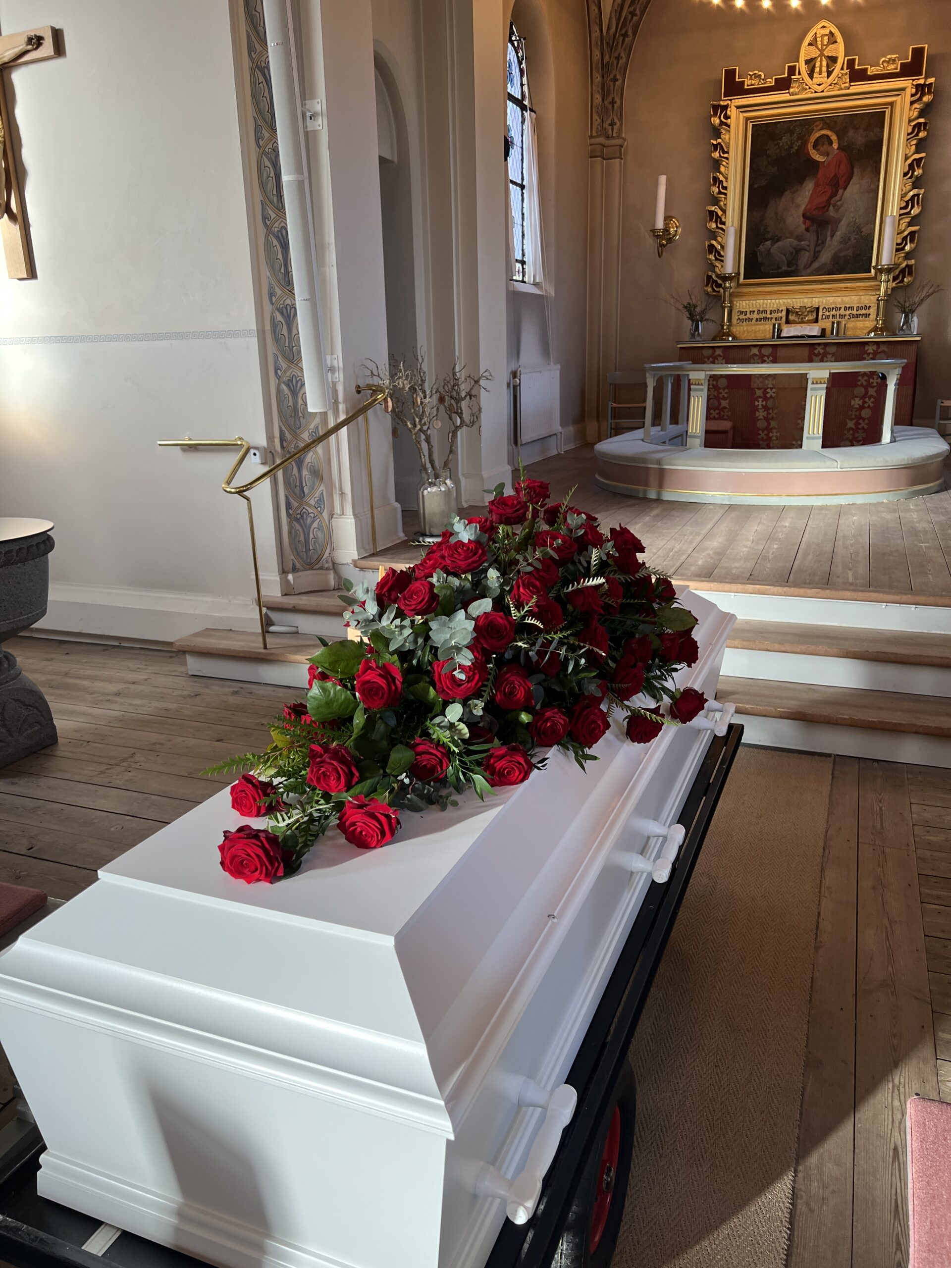 Kistepynt med røde roser – Rungsted Kirke