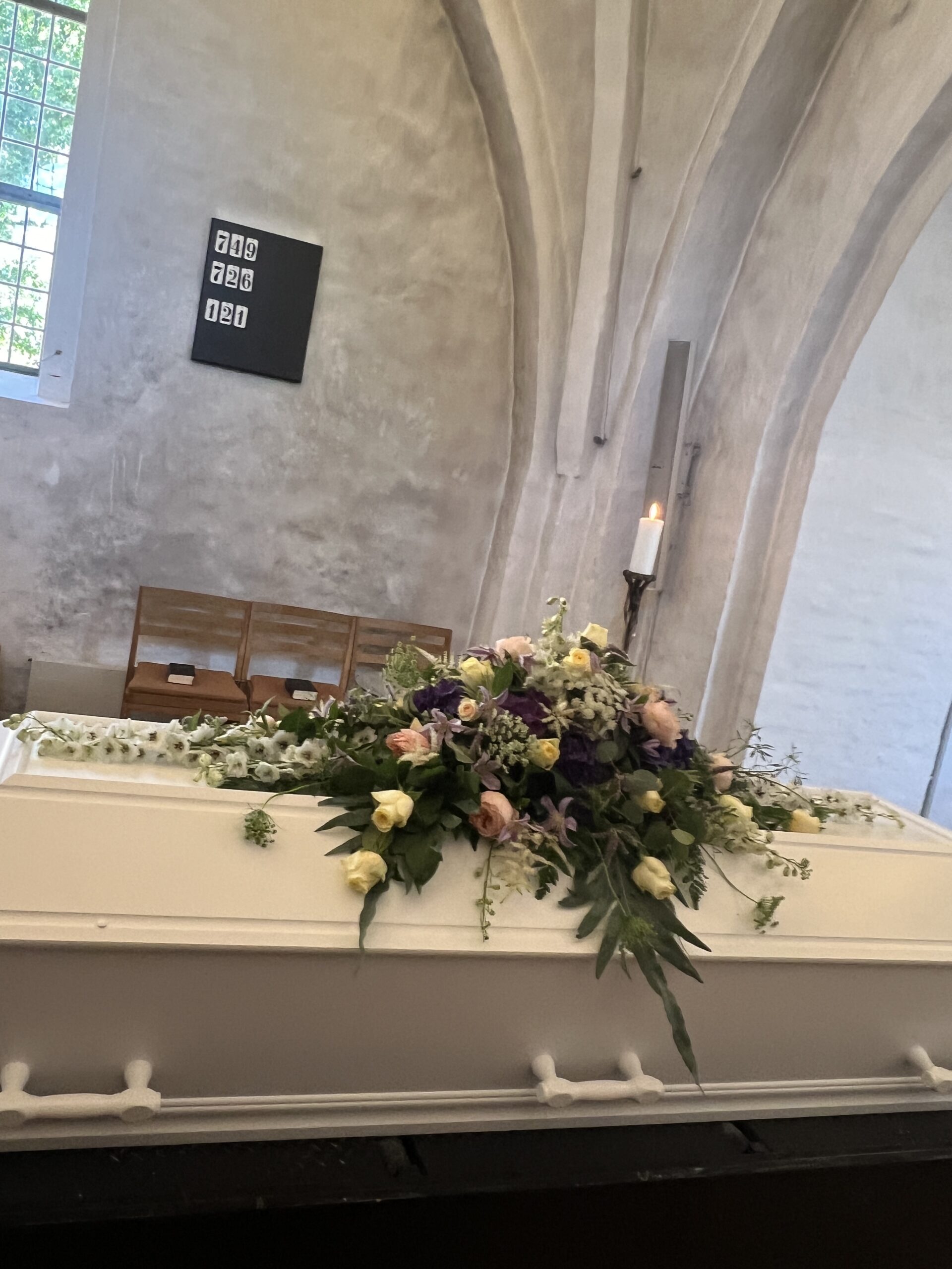 Kistedekoration i pastelfarver – Karlebo Kirke