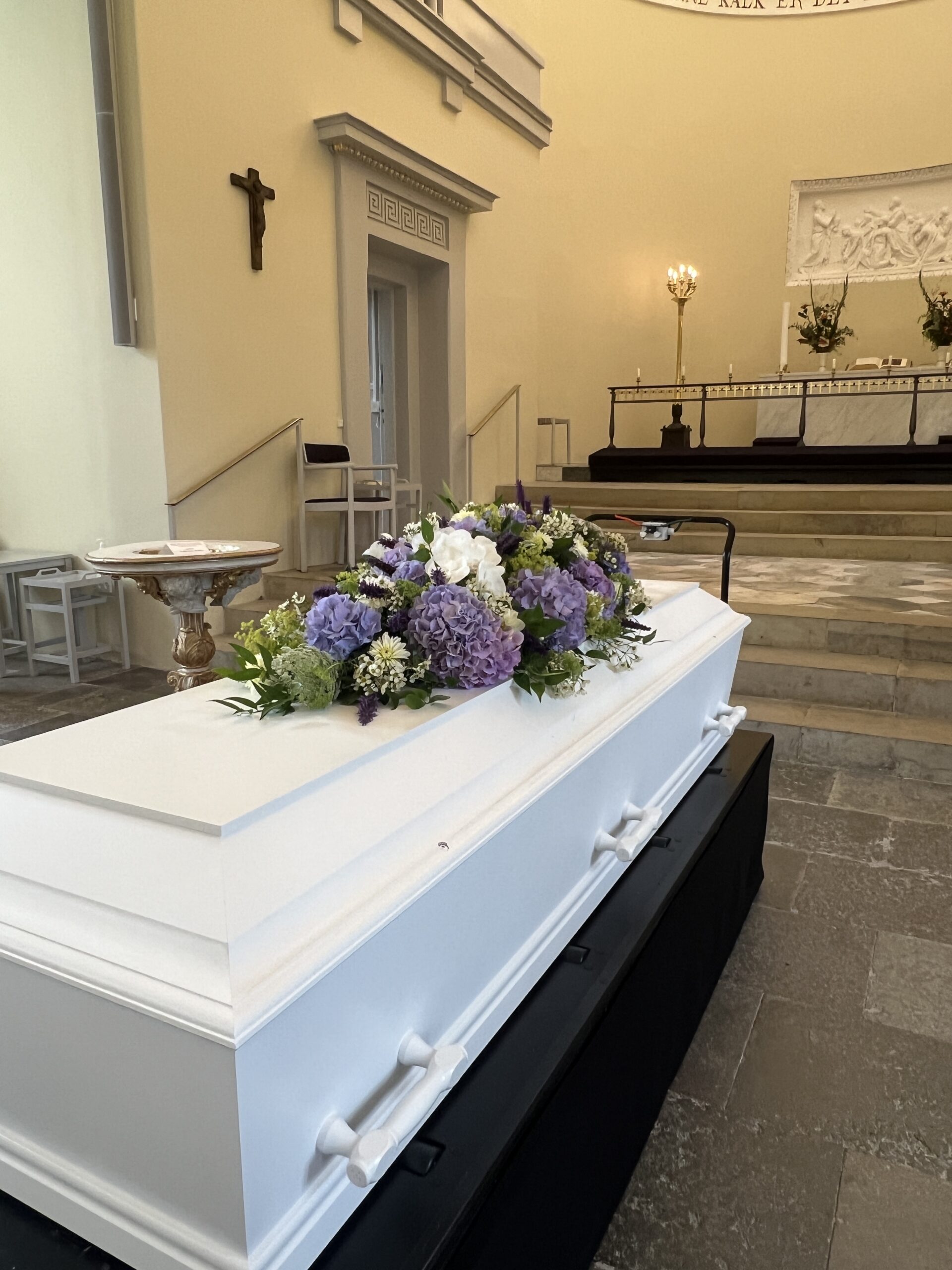 Kistedekoration i blå og lilla nuancer – Hørsholm Kirke