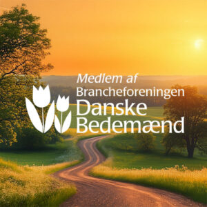Logo for Danske Bedemænd på baggrund af et roligt landskab.