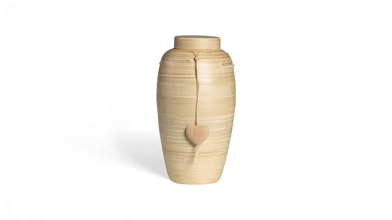 Bambusurne med hjerte – Kongevejens Bedemandsforretning | Kongevejens Bedemandsforretning Bambusurne med lille hjertevedhæng – et naturligt og bæredygtigt valg fra Fuglebjerg Kistefabrik hos Kongevejens Bedemandsforretning.