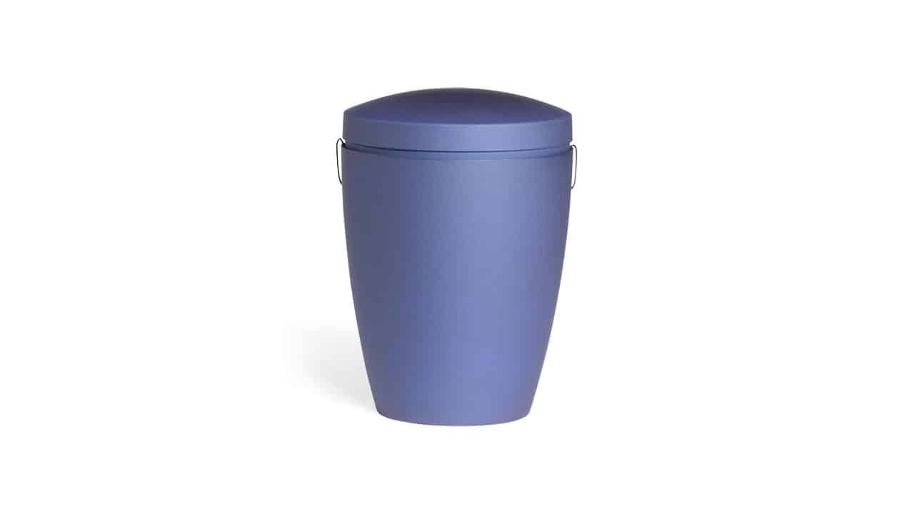 Urne Pludra A – mørkeblå urne fra Fuglebjerg Kistefabrik | Kongevejens Bedemandsforretning | Kongevejens Bedemandsforretning Urne Pludra A i mørkeblå – enkel og stilren urne fra Fuglebjerg Kistefabrik hos Kongevejens Bedemandsforretning.