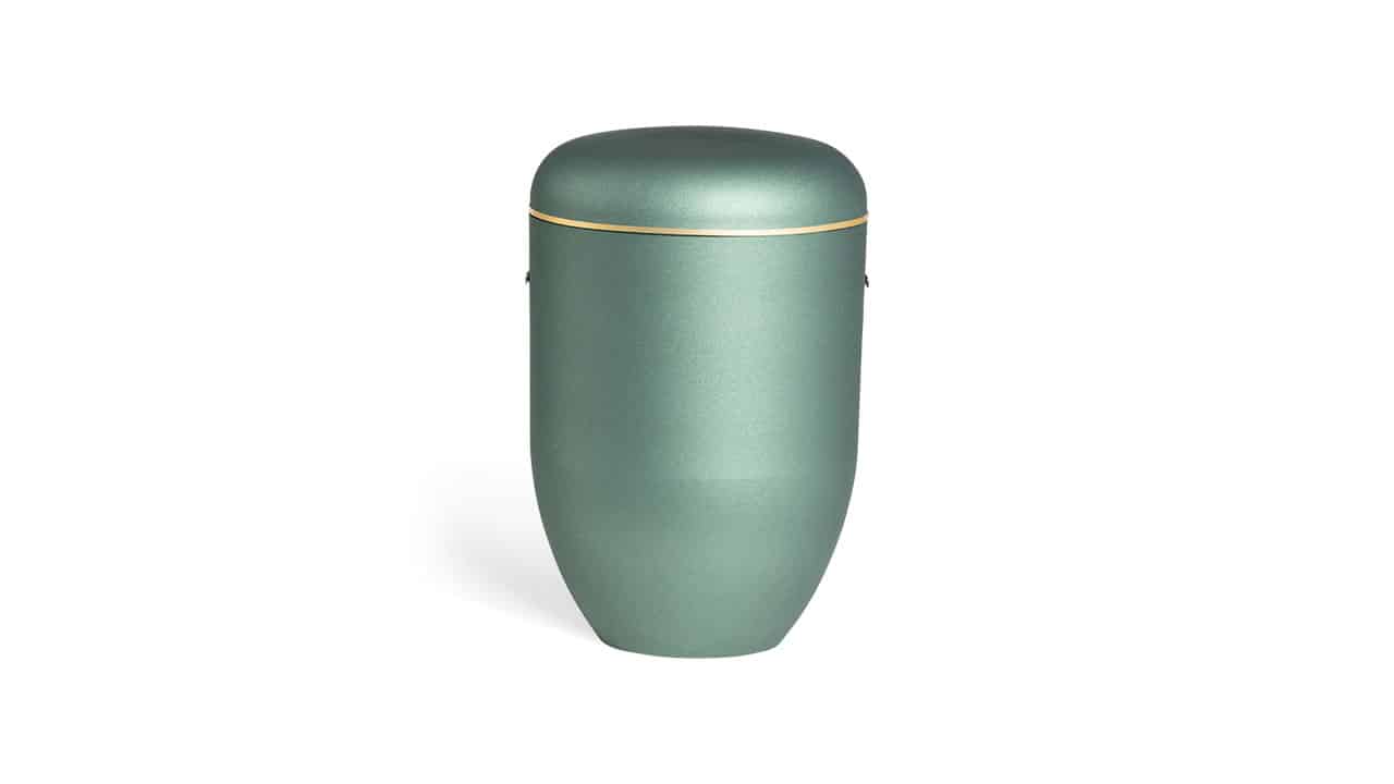 Urne Pludra B – grøn urne med guldkant fra Fuglebjerg Kistefabrik | Kongevejens Bedemandsforretning | Kongevejens Bedemandsforretning Urne Pludra B i grøn med guldkant – klassisk og afdæmpet urne fra Fuglebjerg Kistefabrik hos Kongevejens Bedemandsforretning.
