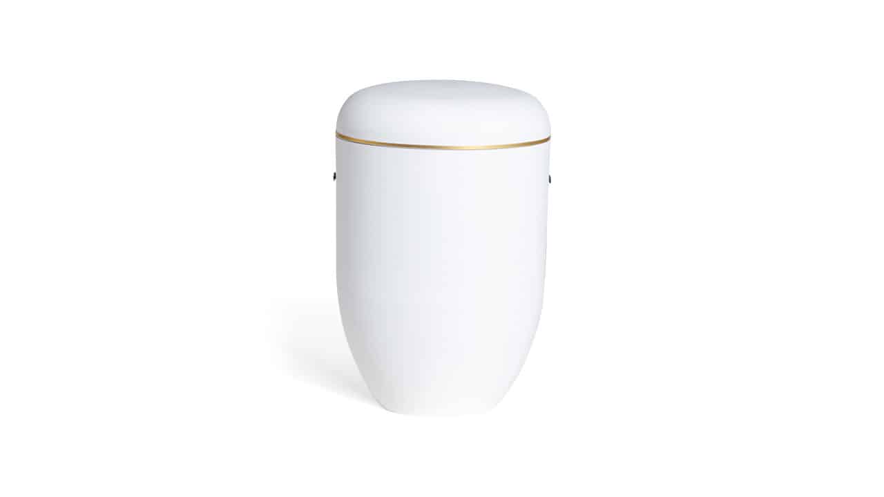 Urne Pludra B – hvid urne med guldkant fra Fuglebjerg Kistefabrik | Kongevejens Bedemandsforretning | Kongevejens Bedemandsforretning Urne Pludra B i hvid med guldkant – klassisk og stilren urne fra Fuglebjerg Kistefabrik hos Kongevejens Bedemandsforretning.