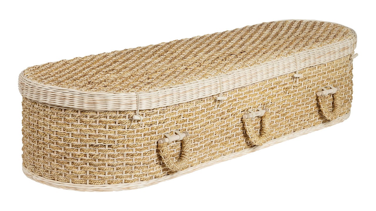 Oval naturkiste i siv fra Fuglebjerg Kistefabrik, flettet i lyse nuancer. | Kongevejens Bedemandsforretning Naturkiste i flettet siv