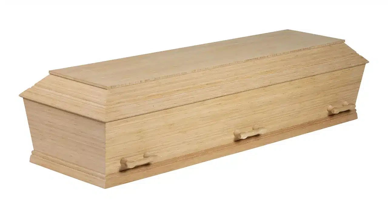 Bæredygtig bambuskiste fra Fuglebjerg Kistefabrik med naturflet. | Kongevejens Bedemandsforretning Bambus kiste – bæredygtigt naturvalg