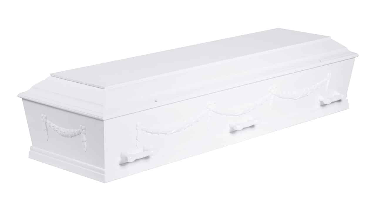 Hvid kiste fra Fuglebjerg Kistefabrik med guirlande-dekoration. | Kongevejens Bedemandsforretning Hvid kiste med guirlander – klassisk og elegant