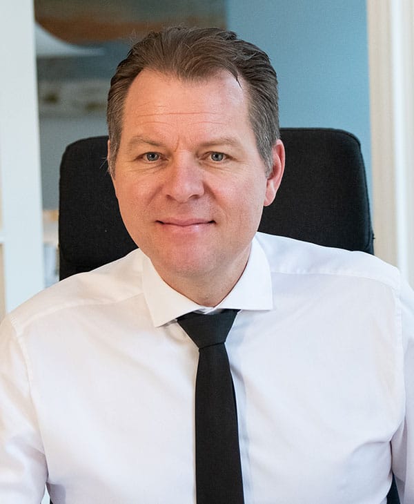 Ulrik Bolm, bedemand, i sit kontor, Usserød Kongevej 95, 2970 Hørsholm