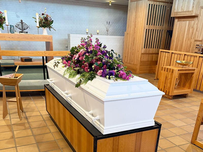 Smuk buket på kiste i Kokkedal kirke. Bedemand ulrik bolm