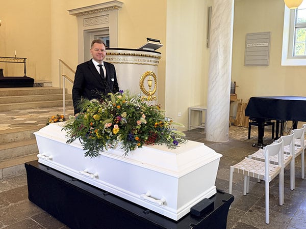 Bedemand Ulrik Bolm ved kiste i Hørsholm kirke
