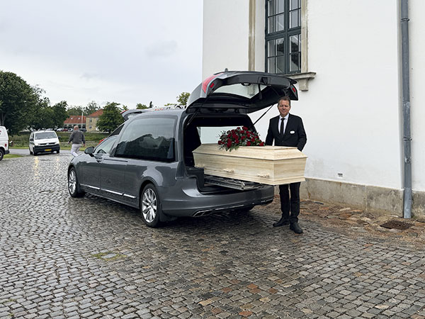 Bedemand Ulrik Bolm foran Hørsholm kirke